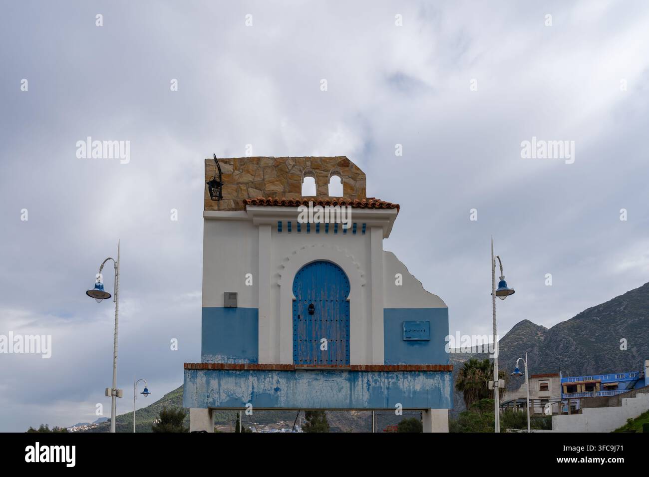 Une porte et façade en bois bleu marocaine traditionnelle et ornée, appelée « porte vers nulle part » symbolique dans la ville bleue de Chefchaouen, au Maroc. Banque D'Images