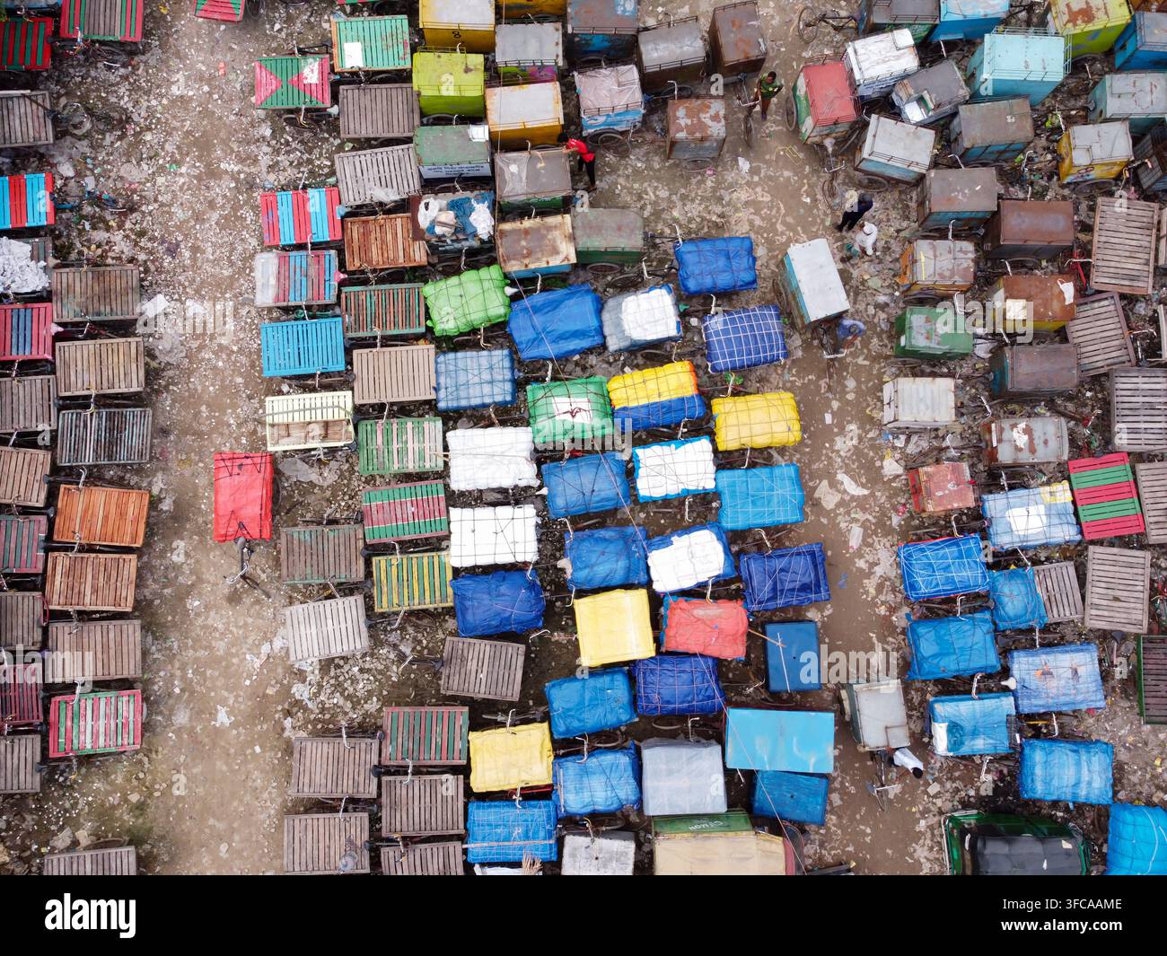 Vue aérienne du Van Stand avec de nombreuses camionnettes rickshaw colorées garées en grille dense à Narayanganj, Dhaka, Bangladesh. Banque D'Images