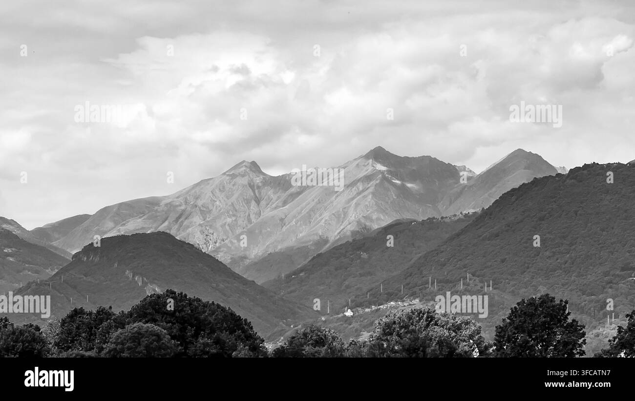 Paysage dramatique de montagne du nord de l'Italie en monochromie Banque D'Images