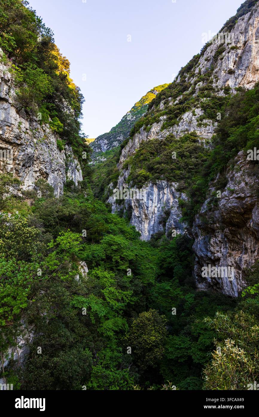 Gorge profonde de la vallée de Ponale menant du lac de Garde au lac de Ledro près de Riva del Garda Banque D'Images