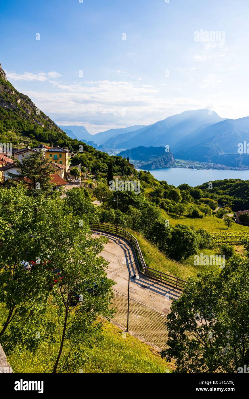 Vue panoramique du village de Pregasina, du lac de Garde et des montagnes du nord, y compris le Monte Brione en forme de croissant Banque D'Images