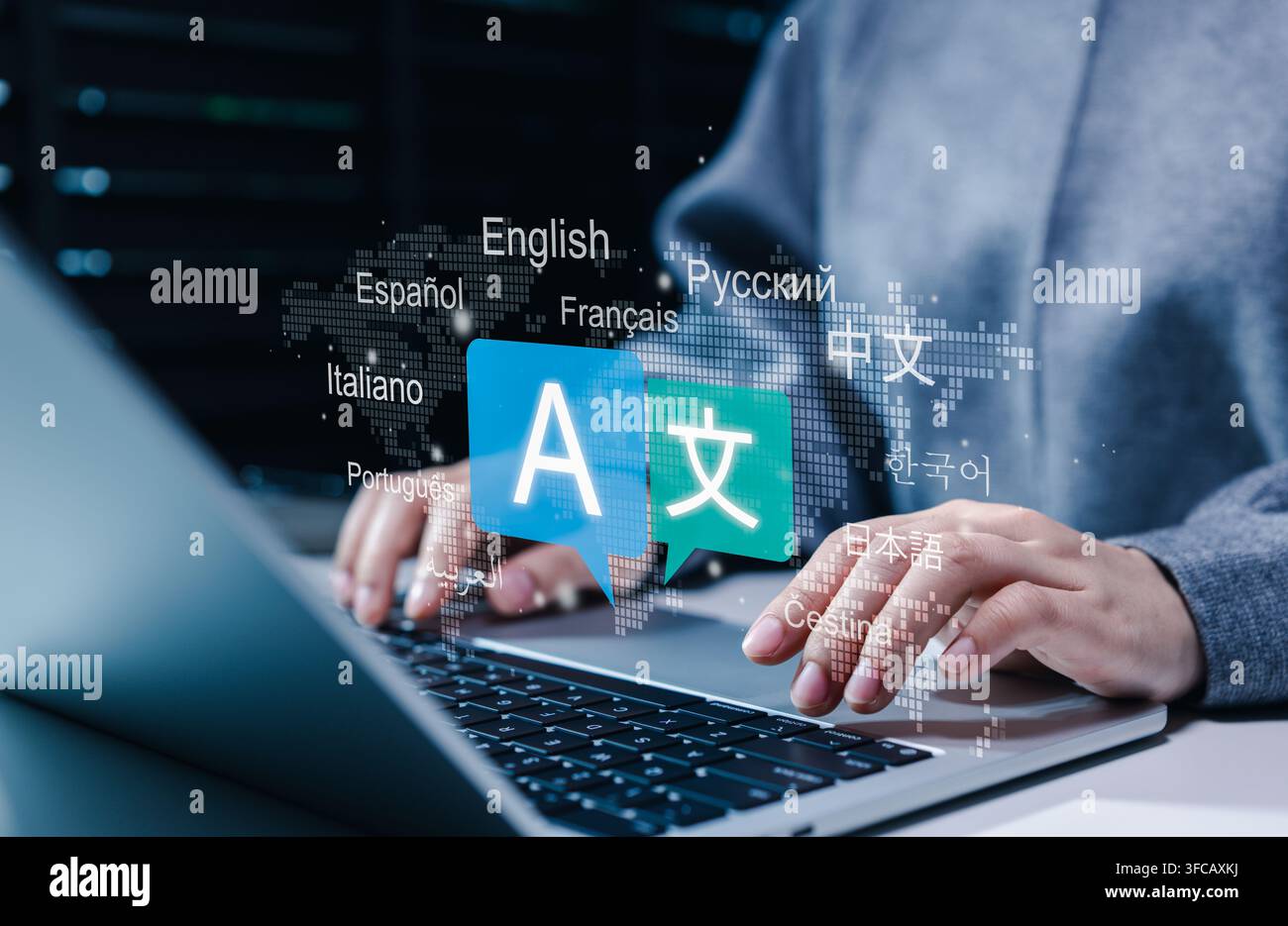 Concept de technologie de traduction linguistique multilingue. Personne utilisant un ordinateur portable avec des icônes de langues, traduction linguistique mondiale, communication multilingue Banque D'Images
