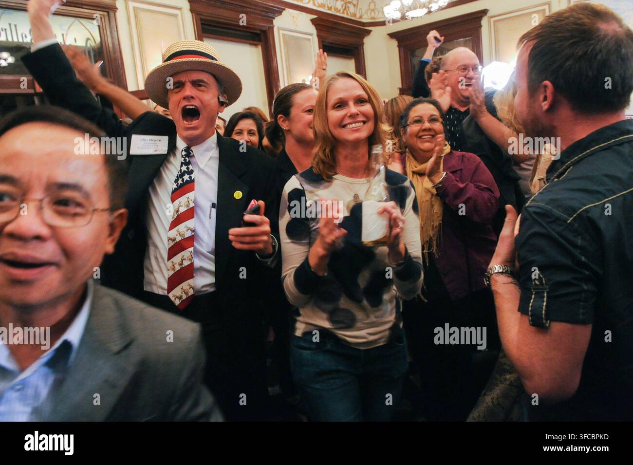 Les participants acclament lors d'une fête de la nuit des élections, Austin, Texas, le 6 novembre 2012. (Photo de John Anderson/The Austin Chronicle) Banque D'Images