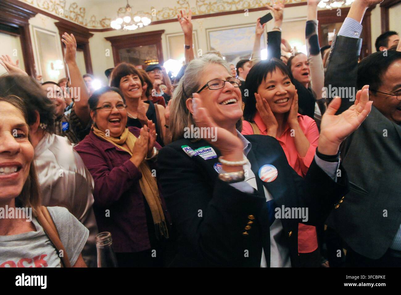 Les participants acclament lors d'une fête de la nuit des élections, Austin, Texas, le 6 novembre 2012. (Photo de John Anderson/The Austin Chronicle) Banque D'Images