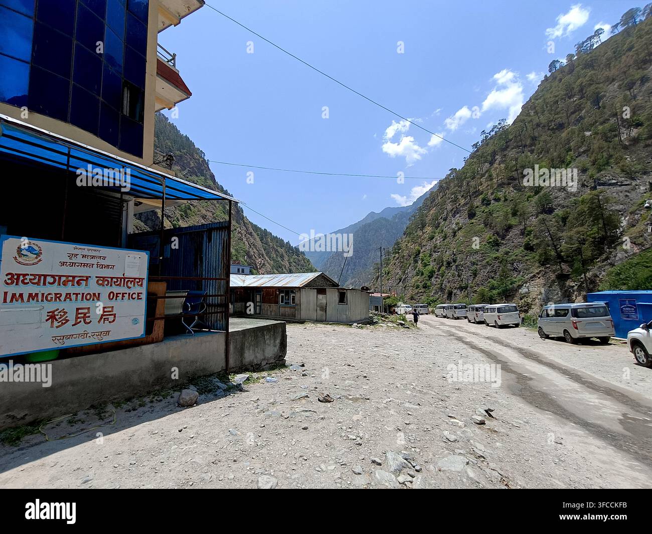 Le bureau d'immigration népalais dans le district de Rasuwa au Népal, situé le long de la rivière Trishuli, au poste frontalier avec le Tibet, en Chine Banque D'Images