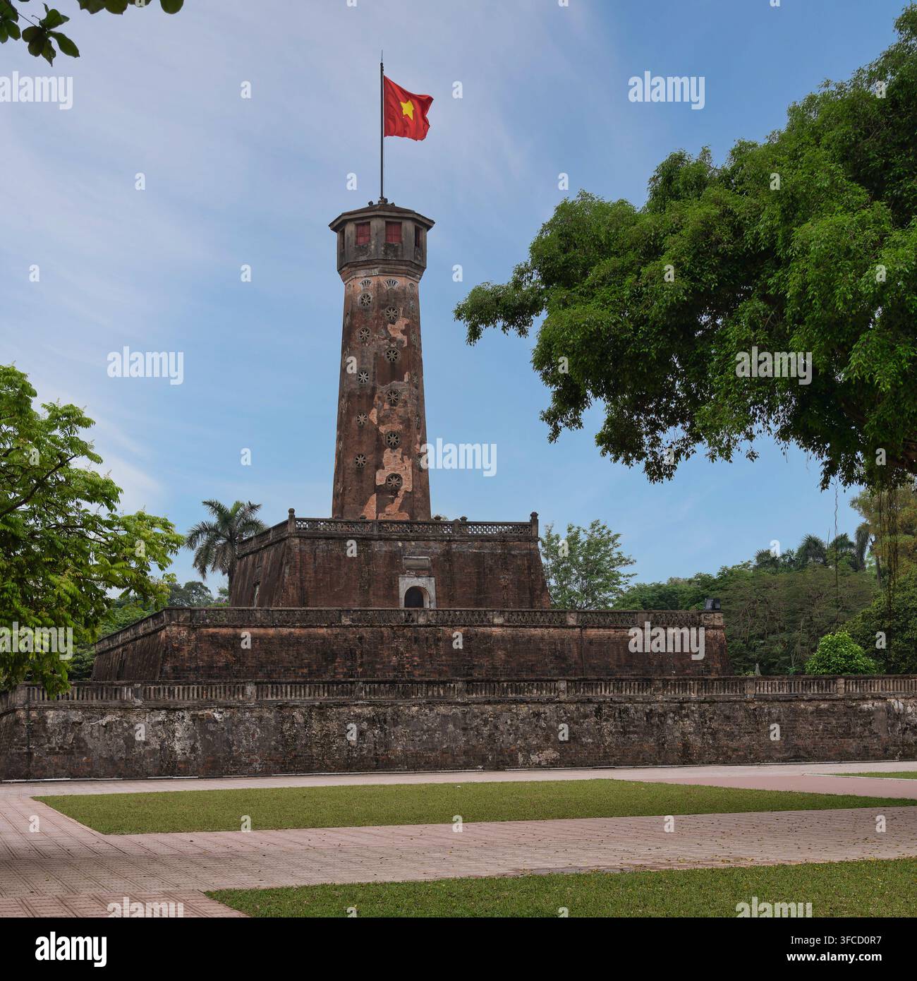 Tour du drapeau de Hanoï, également connue sous le nom de Cot Co Hanoï, une ancienne tour en brique avec un drapeau vietnamien flottant située à Hanoï, au Vietnam, entourée d'arbres Banque D'Images
