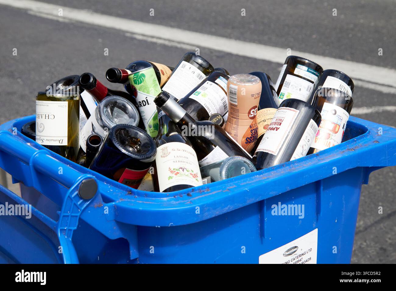 verre débordant et binaire de recyclage laissé ouvert Dublin, République d'Irlande Banque D'Images