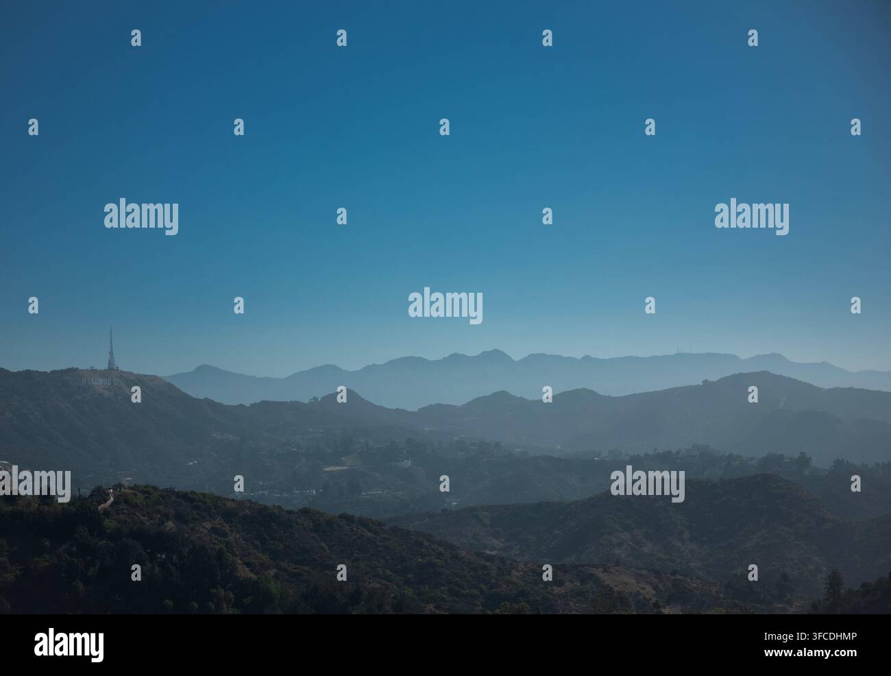 Panneau Hollywood et collines accidentées de Los Angeles, Californie, États-Unis, vus à travers le paysage montagneux brumeux des Hollywood Hills par une journée ensoleillée et claire Banque D'Images
