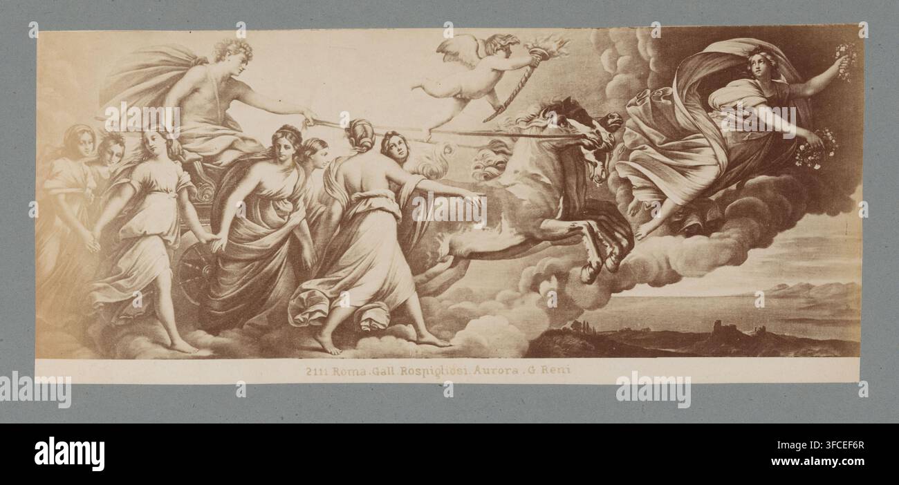 Roma. Gall. Rospigliosi. Aurora. G. Reni, Reproduction photographique du tableau Aurora de Guido Reni, dans la collection de la Galleria Rospigliosi à Rome, photographie, reproduction, numéro : '2111', Rome, d'après le tableau de Guido Reni, 1851 - 1900, photographe, carton, papier, impression à l'albumine, hauteur 112 mm x largeur 258 mm, hauteur 254 mm x largeur 354 mm, image, peinture, Galleria Rospigliosi., Une vaste scène classique sépia montre un groupe de personnages vêtus à gauche, plusieurs femmes en vêtements fluides debout et marchant vers le centre, l'une se détournant avec un bras tendu. Un mâle Banque D'Images