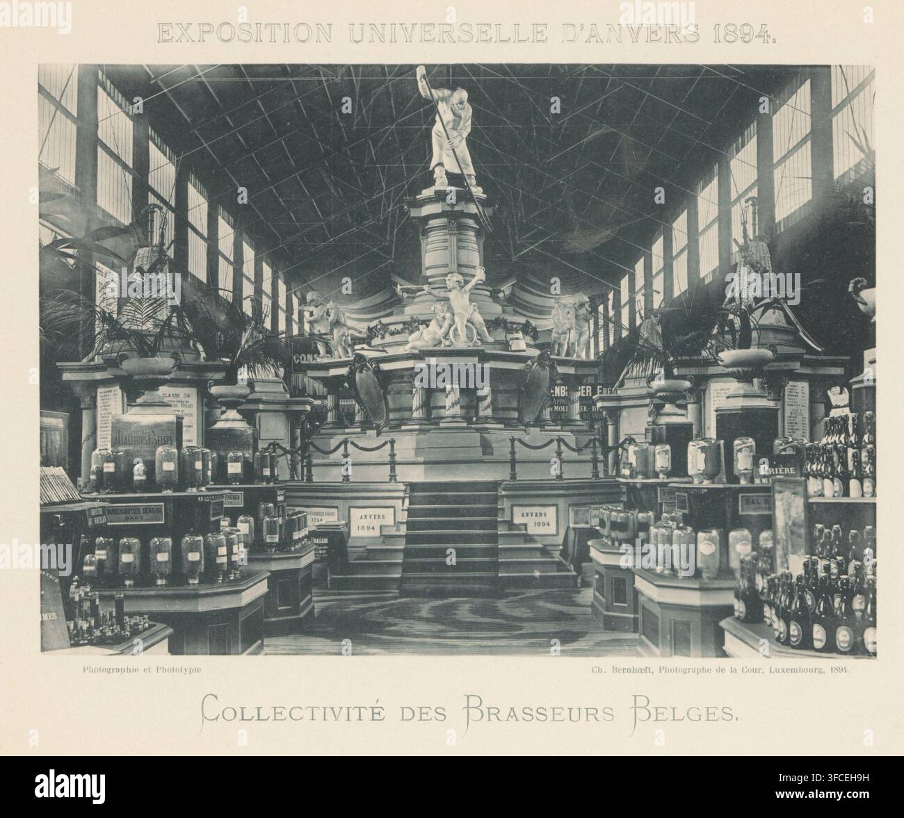 Exposition de la communauté brassicole belge lors de l'Exposition Universelle de 1894 à Anvers, Collectivité des brasseurs Belges, impression photomécanique, Partie d'une couverture avec 49 planches., inscription: 'Exposition Universelle D'Anvers 1894', photographe: Charles Bernhoeft, Anvers, fabricant de clichés: Charles Bernhoeft, Luxembourg (ville), c. 1894, Charles Bernhoeft, photographe, fabricant de clichés, imprimeur (personne), papier, collotype, photogravure, hauteur 154 mm x largeur 216 mm, bière, ale, monument, statue, exposition universelle, exposition universelle, Wereldtentoonstelling 1894 (Anvers), Période, 1894., Un grand espace intérieur Banque D'Images