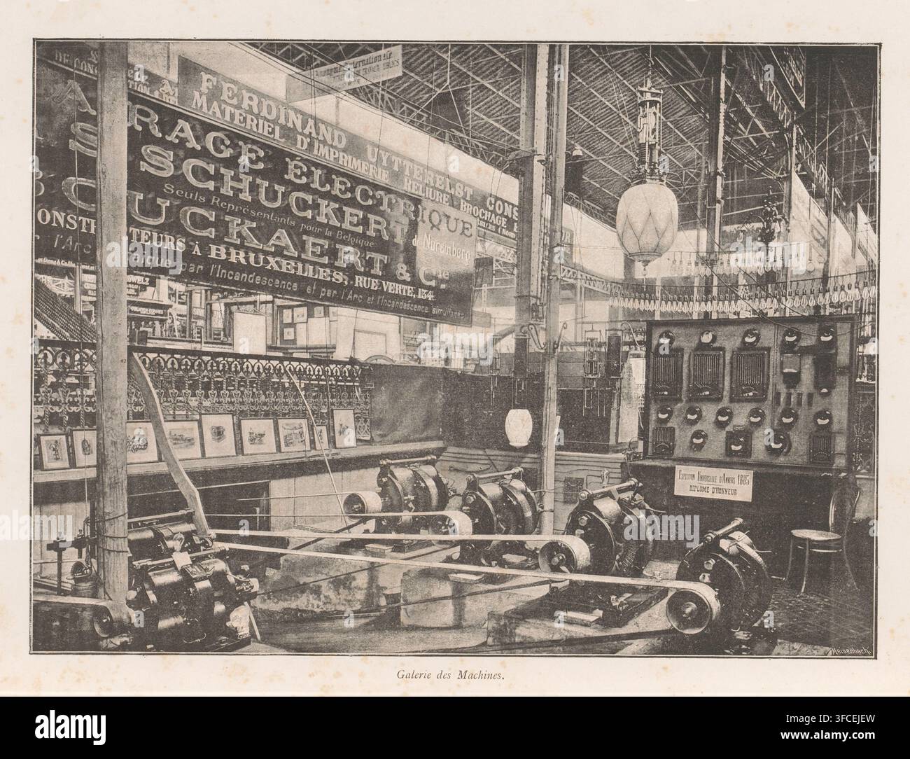 Galerie des Machines, Vue de la galerie avec des machines à l'Exposition universelle de 1885 à Anvers, page, impression photomécanique, Anvers, fabricant de clichés : Meisenbach's Autotype Company, c. 1880 - en 1885 ou avant, Meisenbach's Autotype Company, photographe, papier, autotypie, hauteur 221 mm x largeur 304 mm, exposition universelle, exposition mondiale, Wereldtentoonstelling 1885 (Anvers), Période, 1885-05-02 - 1885-11-02., L'image montre un espace d'exposition intérieur avec un plafond haut à charpente métallique et de hautes colonnes de support verticales ; une grande lanterne suspendue ornée est suspendue près du centre et des cordes de suspendues Banque D'Images