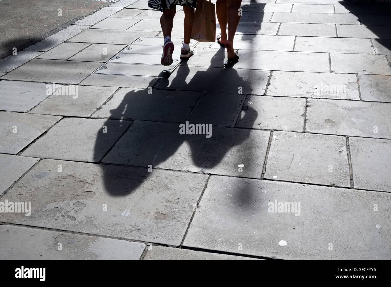 Angleterre, Londres, Oxford Street. Des acheteurs pendant la vague de chaleur. Banque D'Images