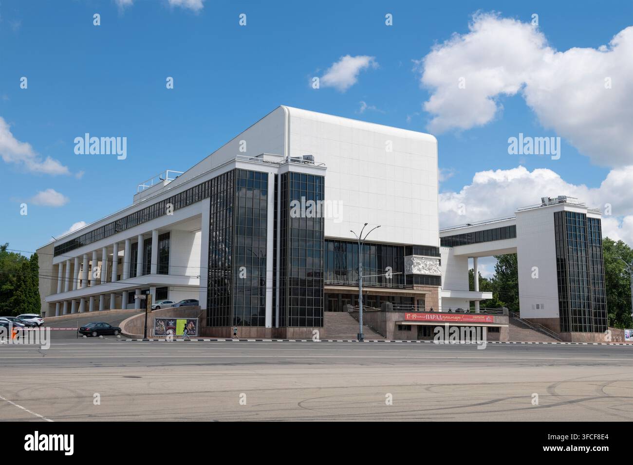 ROSTOV-ON-DON, RUSSIE - 5 JUIN 2026 : Le bâtiment du Théâtre dramatique académique par une journée ensoleillée de juillet. Rostov-on-Don Banque D'Images