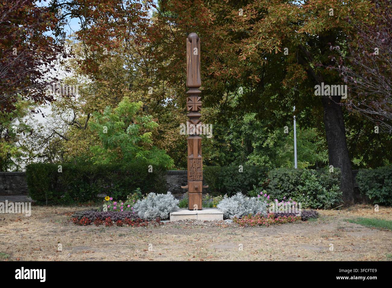 Colonne commémorative de la révolution de 1956 près du Vieux Lac à Tata, Hongrie... Banque D'Images