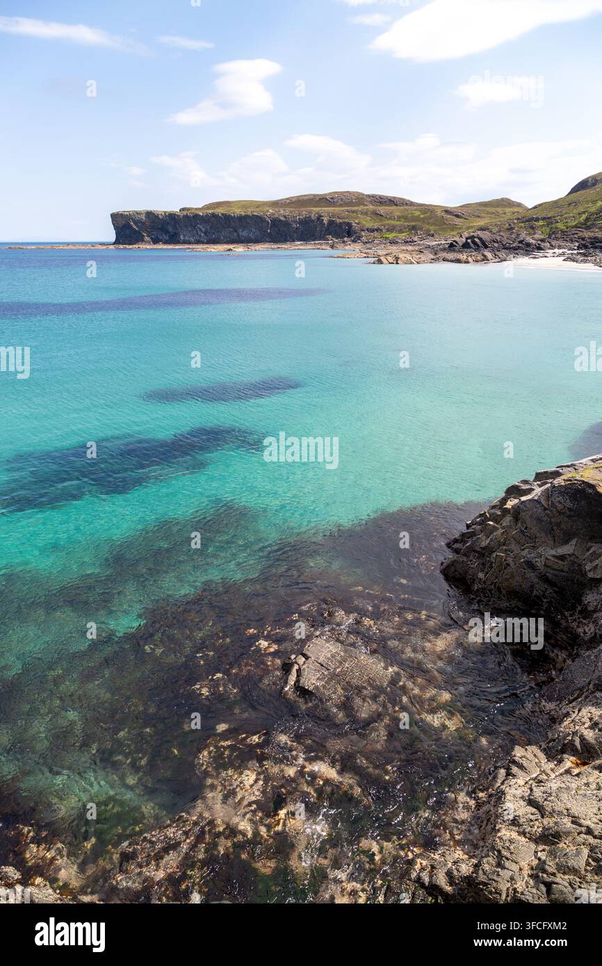Une baie isolée et éloignée avec une eau turquoise claire près des falaises de Glendrian Ardnamurchan, Lochaber, Highland, Écosse Banque D'Images