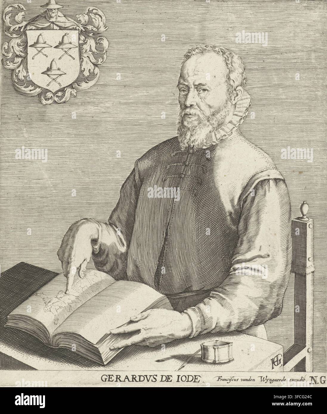 Gerardus de Jode, Portrait de Gerard de Jode, gravure, Portrait d’un homme, en buste, assis à une table, pointant dans un livre. Un blason en haut à gauche. Dans la marge sous l’image, le nom du sujet., graveur, d’après un dessin de, éditeur, Anvers, Pays-Bas, papier, gravure, hauteur 175 mm x largeur 151 mm, Personnage, Gerard de Jode, personnages historiques., Un portrait gravé sépia représente un homme âgé avec une barbe courte et bouclée et une moustache portant un col volanté et un vêtement boutonné, assis à une table. Sa main droite pointe vers un livre ouvert sur la table tandis que sa main gauche Banque D'Images