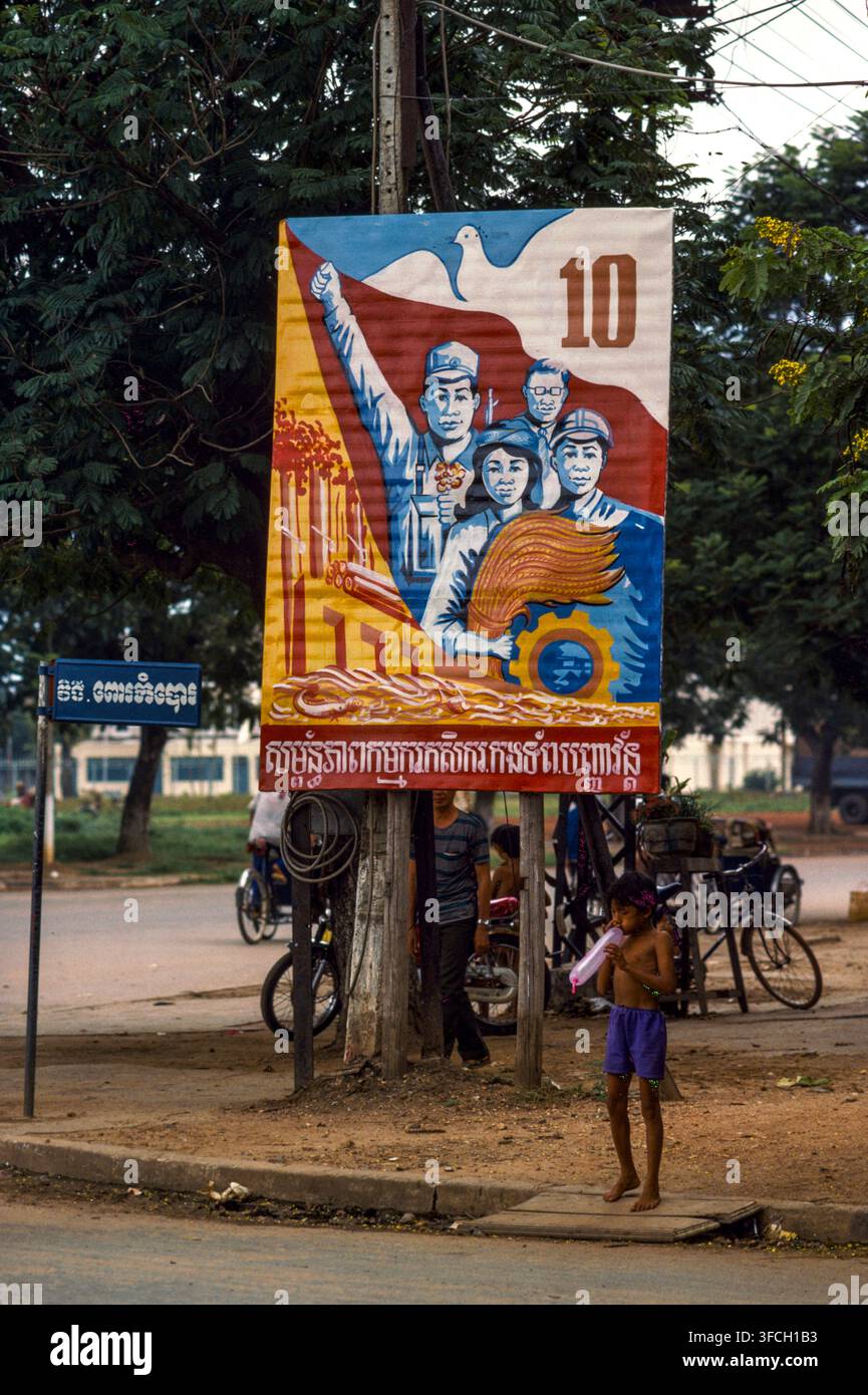 Une affiche de rue promouvant la production agricole et industrielle, Phnom Penh, septembre 1988 Banque D'Images