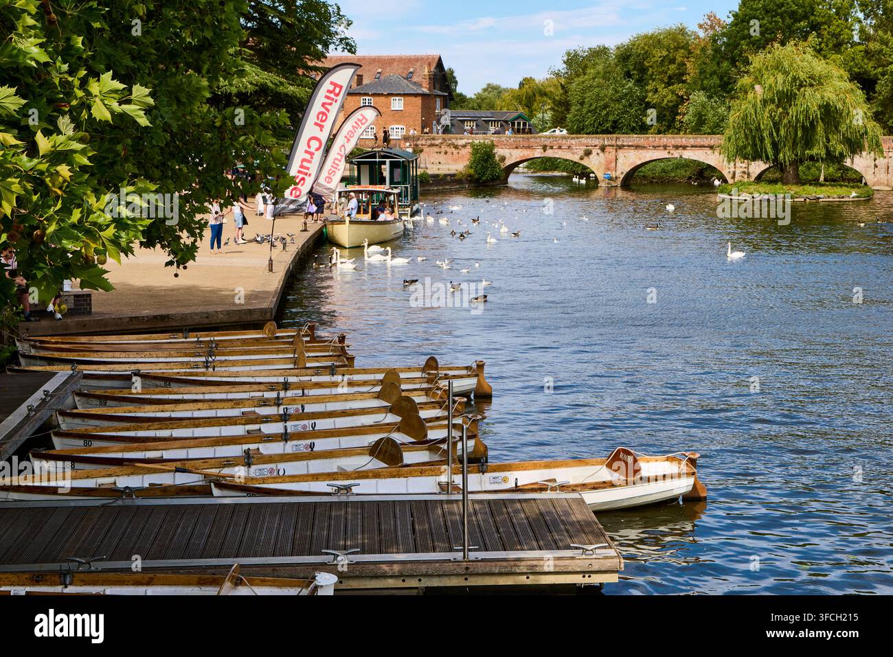 Stratford upon Avon : quayside près de la rivière Avon avec des croisières fluviales et des bateaux à rames à louer par une journée d'été. Banque D'Images
