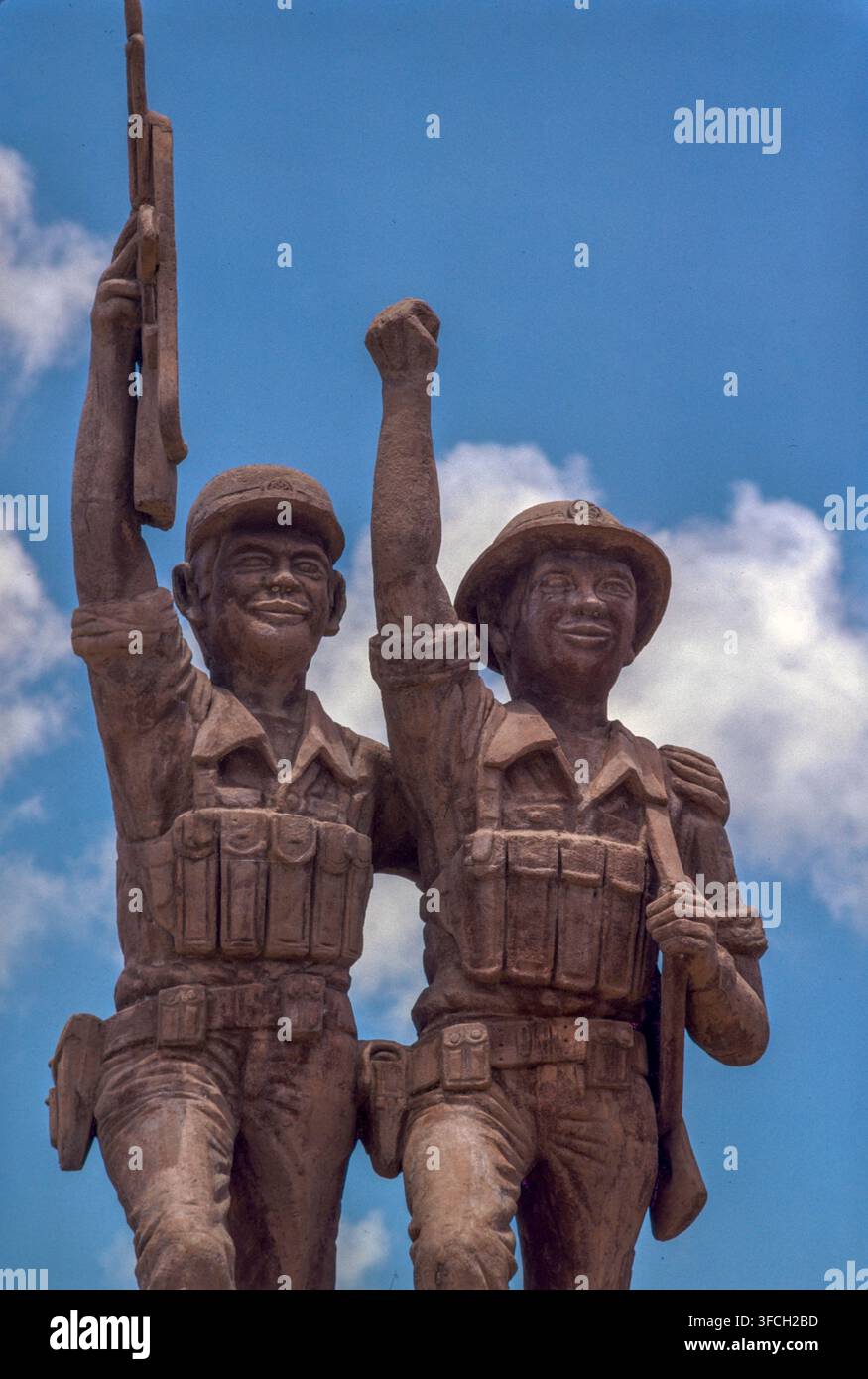 Statue de l'amitié entre le peuple khmer et le peuple vietnamien, Phnom Penh, Cambodge, septembre 1988. Banque D'Images