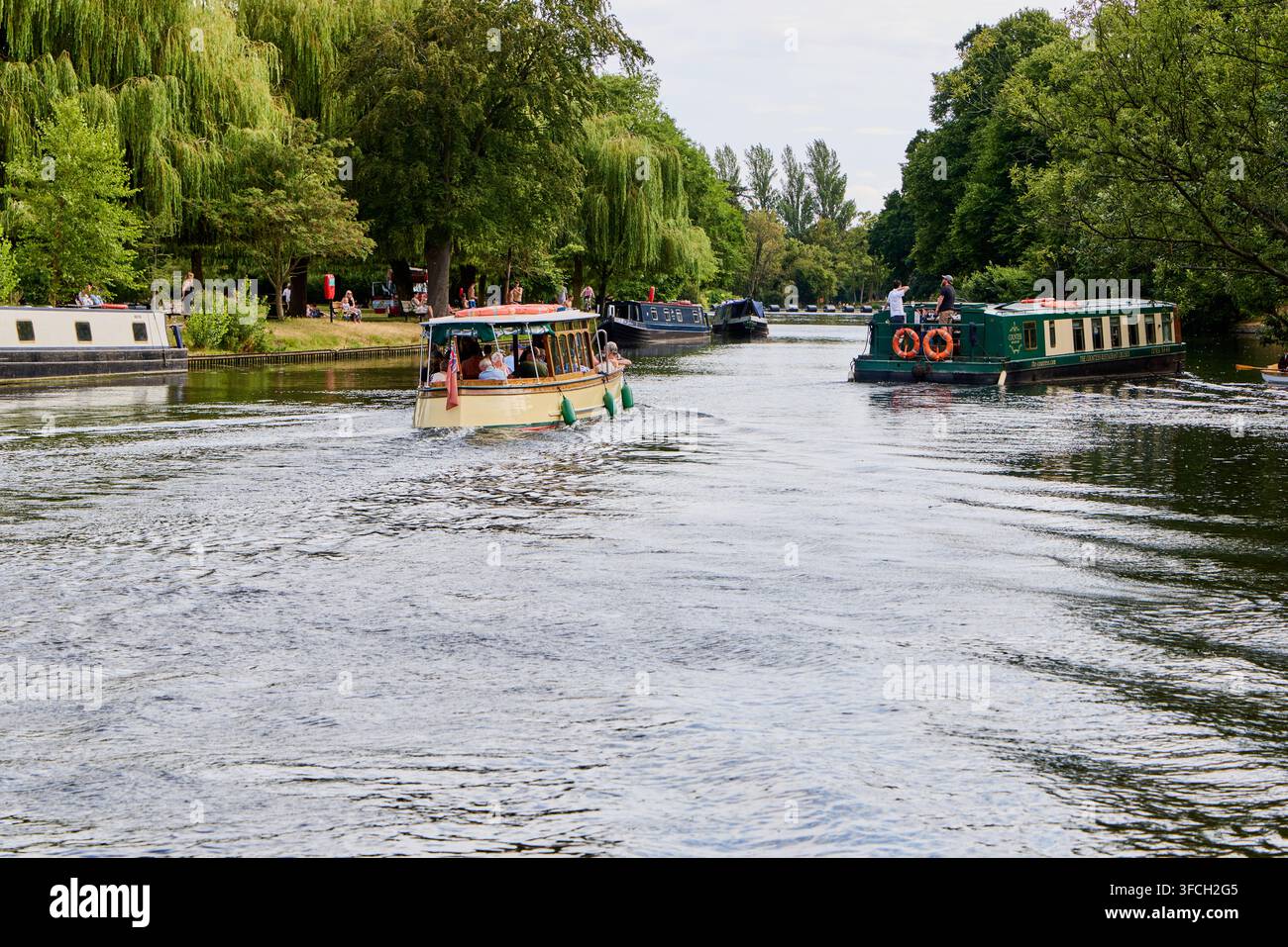 Bateaux fluviaux et narrowboats sur la rivière Avon par une journée d'été animée. Banque D'Images