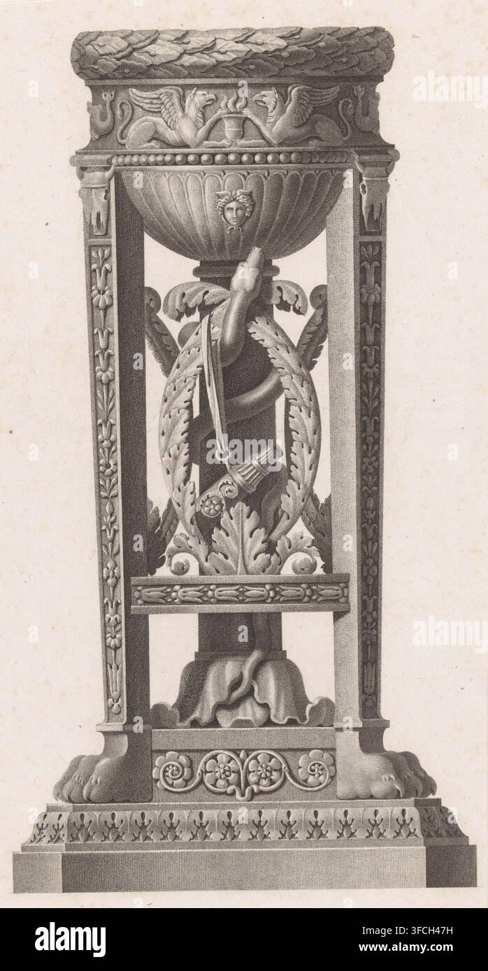 Trépied d'Apollon, Trépied d'Apollon, Musée du Vatican, Fragmens Et Ornemens D'Architecture dessinés A Rome, D'Après L'Antique, estampe, estampe ornementale, Conception d'un trépied d'Apollon sur pattes de lion. Décoré de motifs floraux et d'un frise avec des griffons. Le bol repose sur un piédestal orné de feuilles d'acanthe et d'un serpent., graveur : Jean-Charles-Alexandre Moreau, France, éditeur : Vilquin, 1772 - 1810, Jean-Charles-Alexandre Moreau, Vilquin, graveur, éditeur, papier, manière de crayon, hauteur 335 mm x largeur 172 mm, acanthe, ornement, serpents, griffon (lion, aigle) Banque D'Images