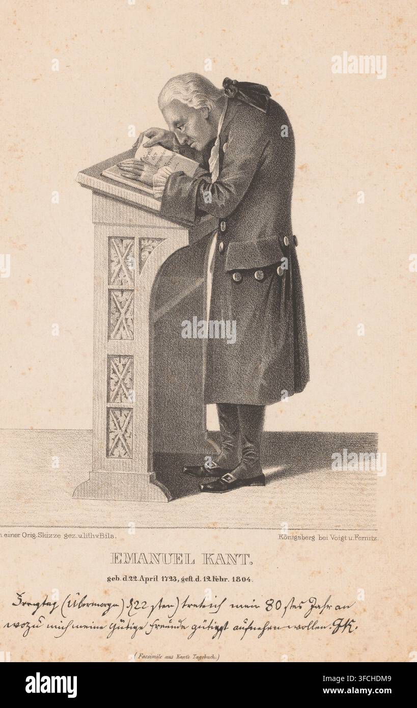 Portrait d'Immanuel Kant, Emanuel Kant, estampe, Portrait du philosophe allemand Immanuel Kant debout derrière un bureau, lisant un livre. Sous le portrait, un fragment de son journal., graveur : Friedrich Bils, éditeur : Voigt & Fernitz, Königsberg, 1811 - 1853, Prusse, papier, lithographie, hauteur 265 mm x largeur 172 mm, Person, Immanuel Kant., Une gravure monochrome représente un homme âgé penché sur un haut lutrin, ses mains reposant sur un livre ouvert alors qu'il examine attentivement les pages. Il porte un long manteau à boutons décoratifs et un gilet, des culottes et des chaussures à boucles, et ses cheveux sont Banque D'Images