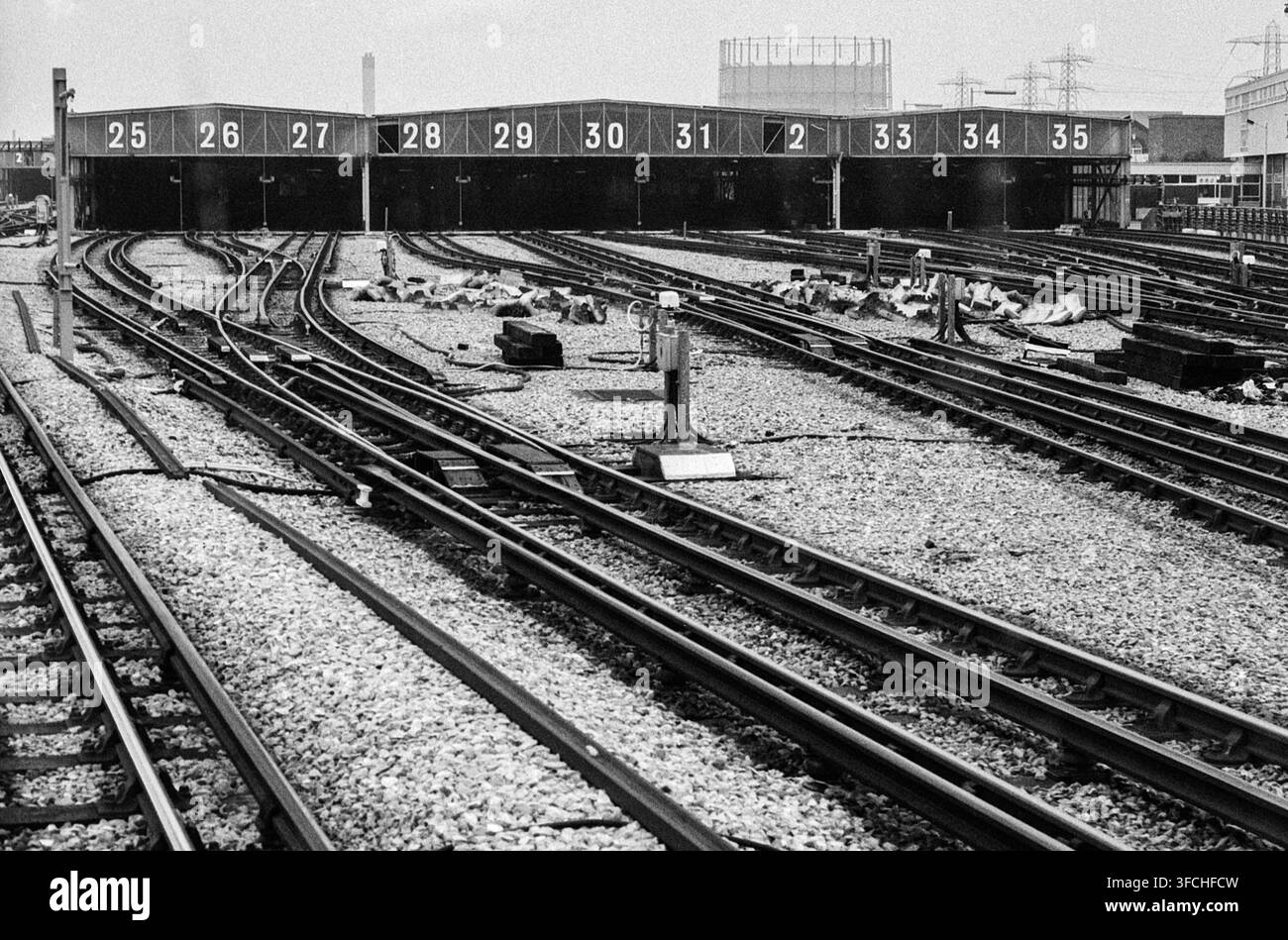 Les Tubes. Centre de maintenance du dépôt de Northumberland Park pour les trains de métro souterrain le long de la ligne Victoria des Tubes de Londres, Royaume-Uni. Pris sur film analogique, noir et blanc, en 1991. London Victoria Line Underground / Tott Greater London Royaume-Uni Copyright : xGuidoxKoppesxPhotox Banque D'Images