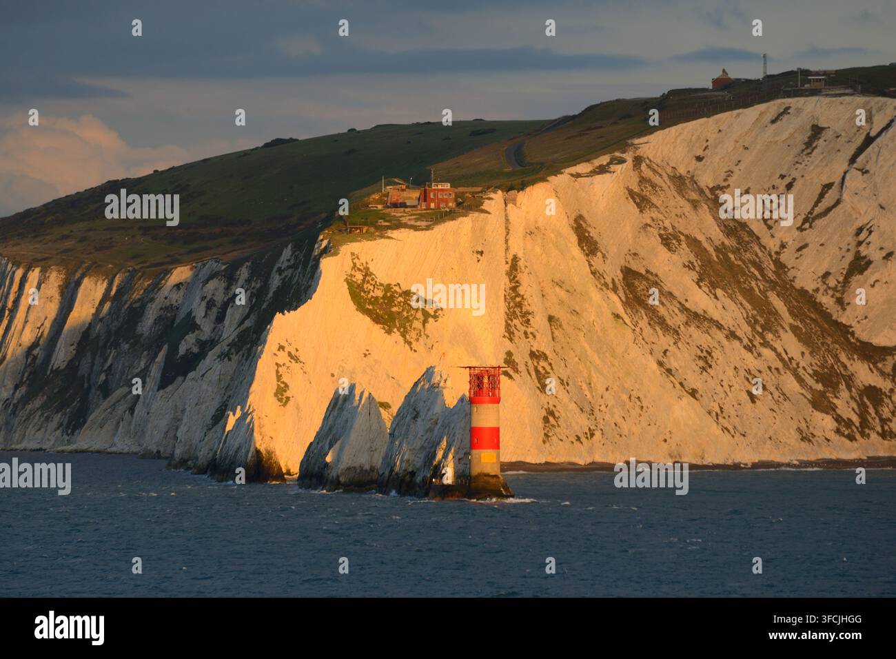 Le phare des Needles au coucher du soleil, île de Wight, Angleterre Banque D'Images
