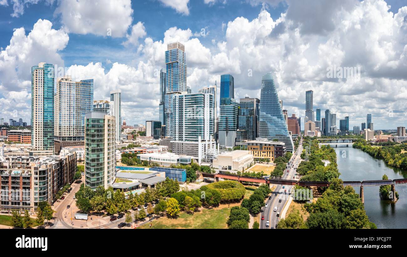Panorama de la skyline d'Austin, Texas le long de la rivière Colorado. Banque D'Images