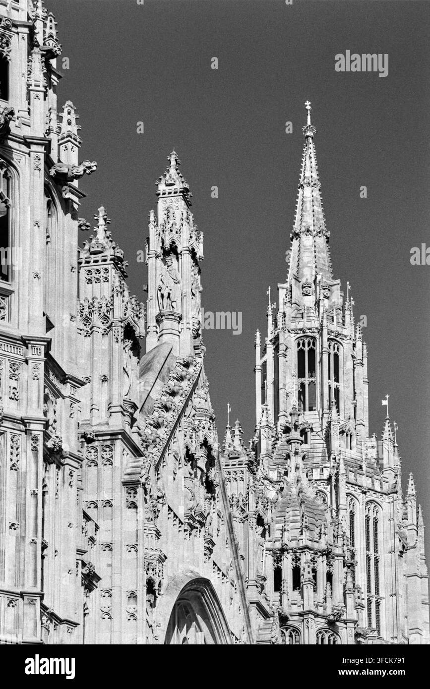 Tour centrale, Palais de Westminster, Londres, Royaume-Uni, avec la tour Saint-Stephen au premier plan Banque D'Images