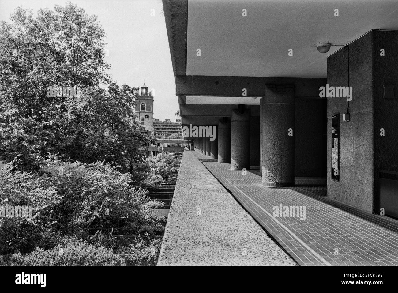 La Barbican Estate, Londres, Royaume-Uni, avec la tour de St Giles Cripplegate en arrière-plan Banque D'Images