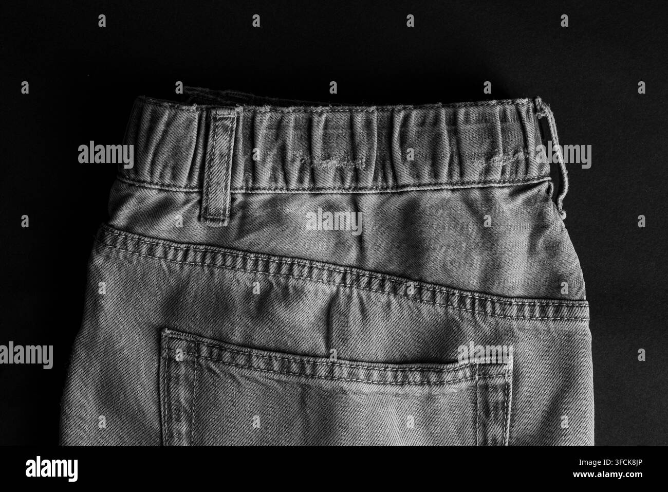 Grossissement d'un tissu denim noir et blanc avec texture visible et détails de couture Banque D'Images
