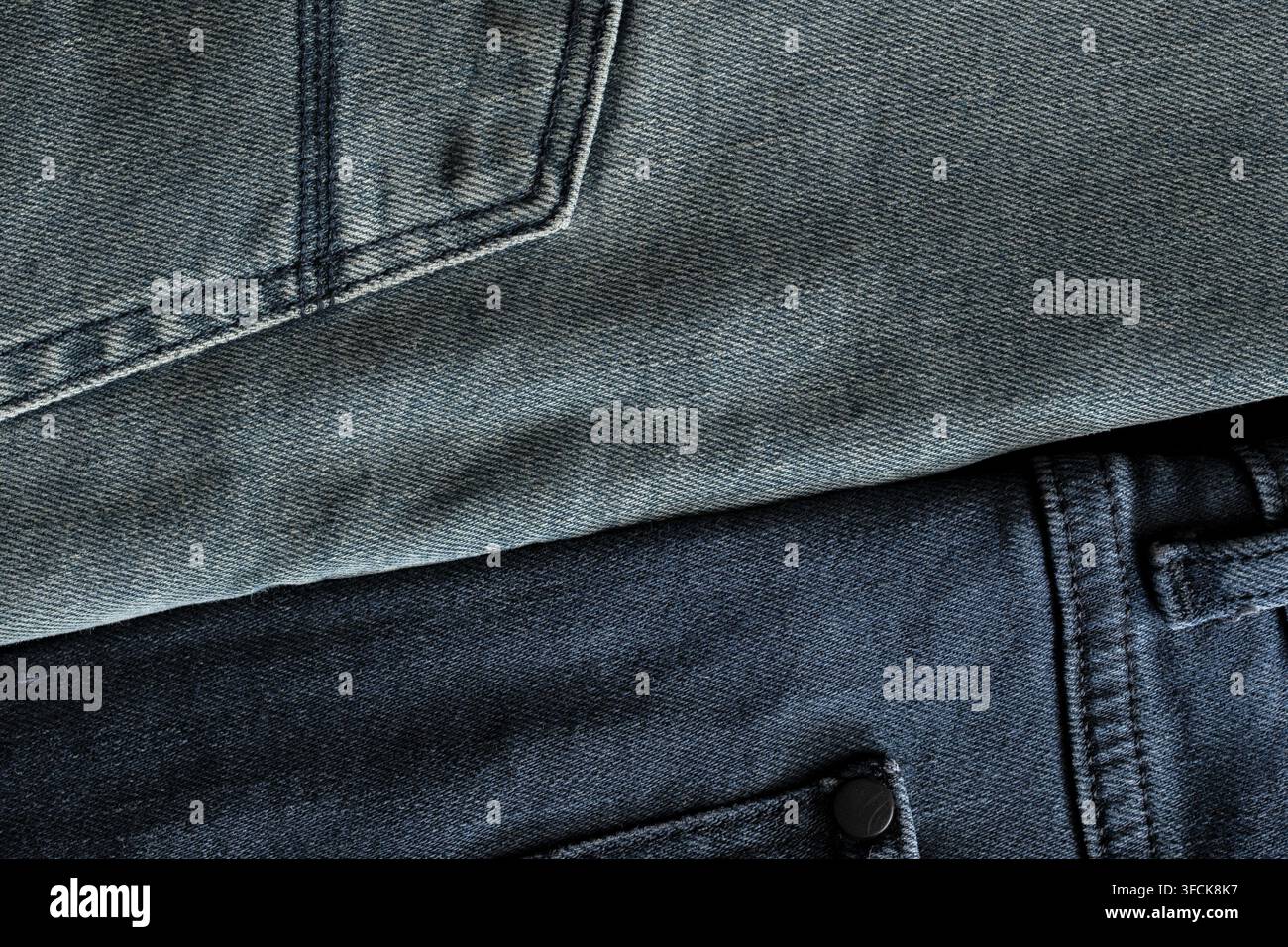 Tissu denim bleu et gris montrant la texture textile et les détails de couture Banque D'Images