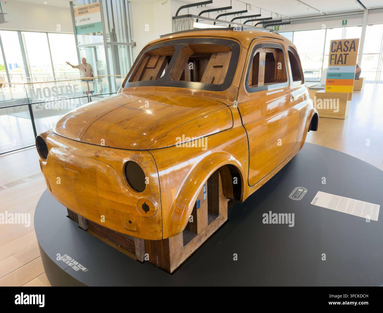 Modèle maître prototype en bois de la voiture Fiat 500 exposé au musée Casa Fiat montrant la conception et l'artisanat précoces - Image de stock capturée avec un smartphone