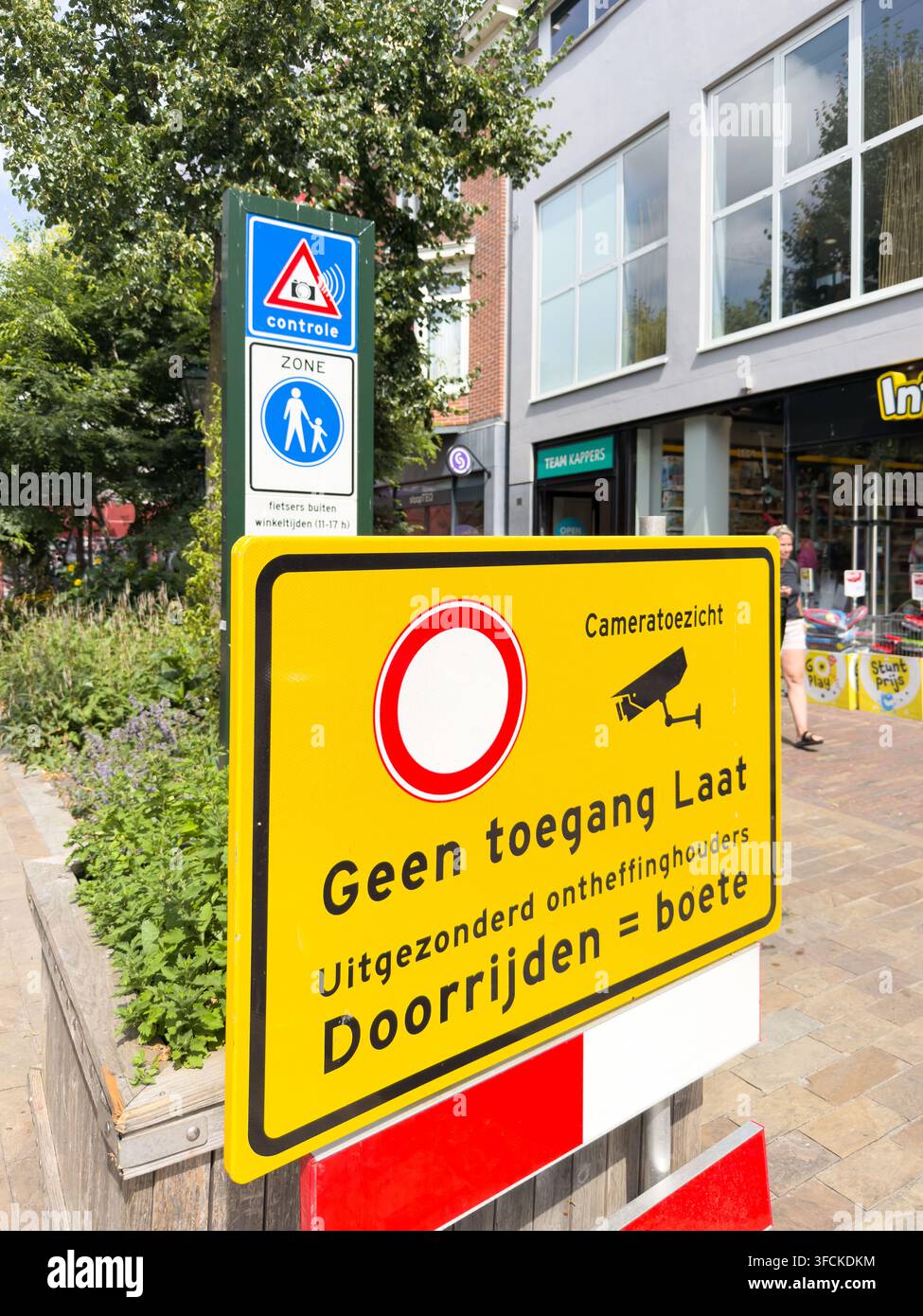Panneau de rue néerlandais „Geen toegang“ & „Cameratoezicht“ avec l'avertissement „Doorrijden = boete“ dans le centre-ville des Pays-Bas - Image de stock capturée avec un smartphone