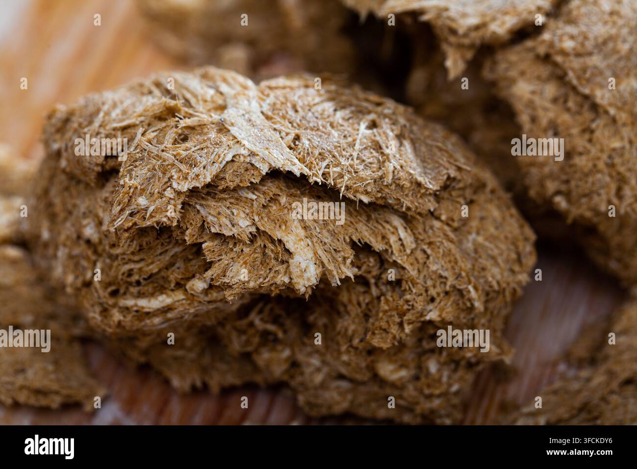 Dessert traditionnel halva de tournesol sur une surface en bois Banque D'Images