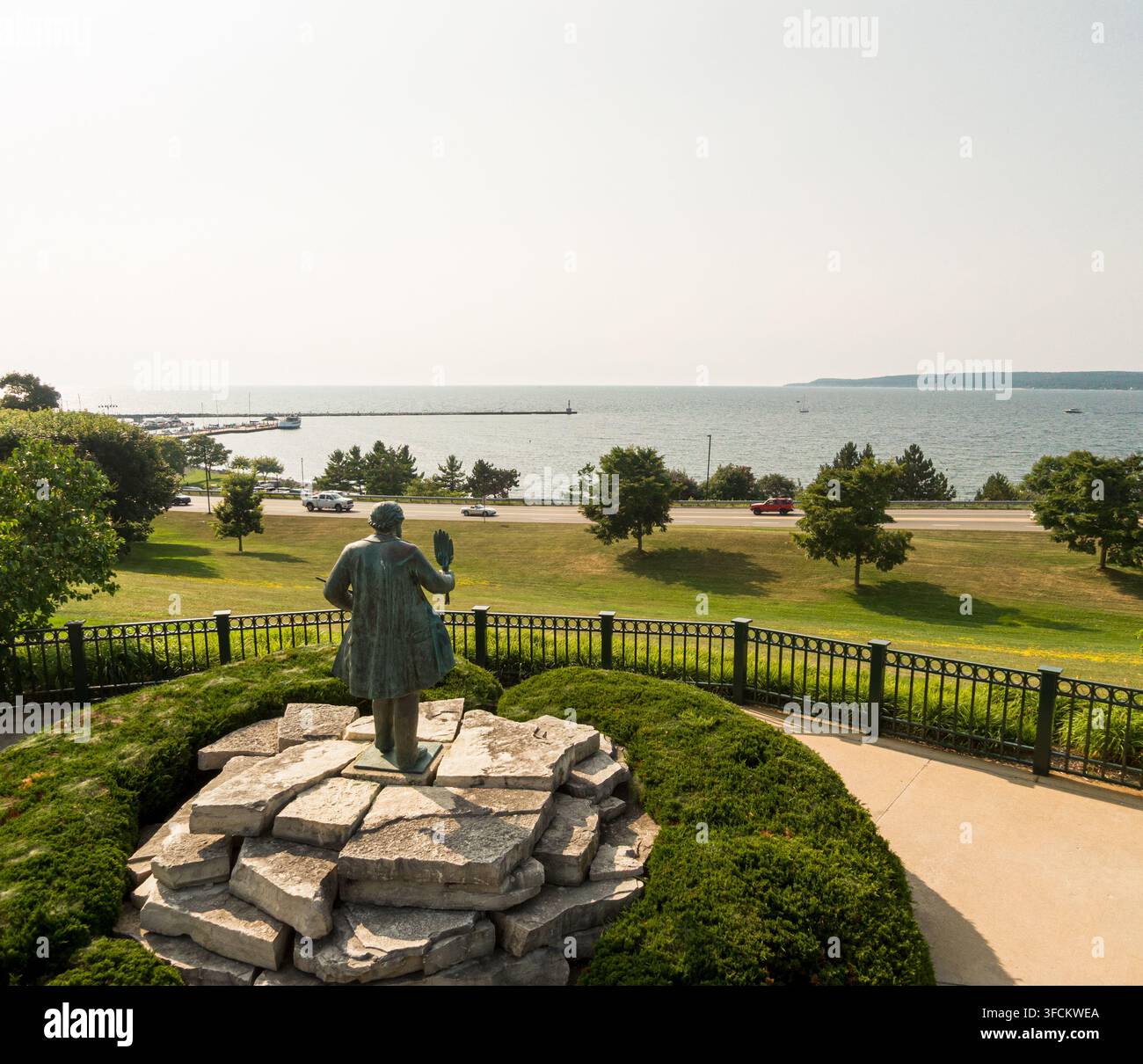 Statue du chef Petosegay surplombant la baie Little Traverse à Petoskey par une journée d'été brumeuse et chaude Banque D'Images
