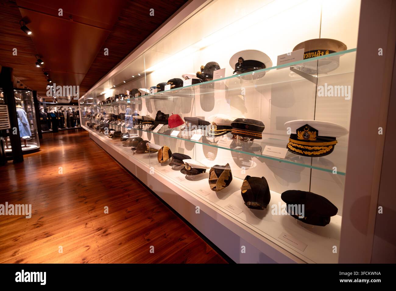 Collection de couvre-chefs navals et maritimes historiques au Musée Maritime International de Hambourg. Banque D'Images
