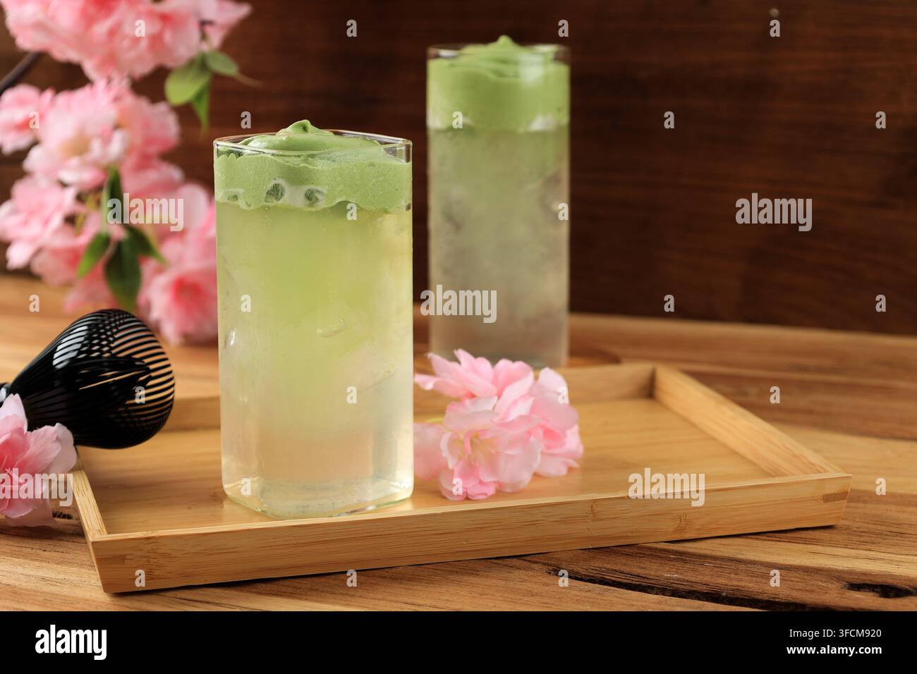 Nuage Dalgona au lait et mousse de matcha, eau de coco glacée garnie d'une mousse crémeuse au matcha Banque D'Images