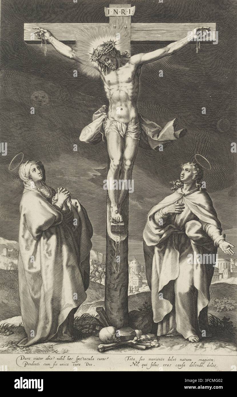 Christ sur la croix, gravure, Christ sur la croix. À gauche se trouve Marie, à droite l'apôtre Jean., inspirateur : Johann Sadeler (I), inspirateur : Aegidius Sadeler (II), 1580 - 1620, graveur, papier, gravure, hauteur 440 mm x largeur 285 mm, Christ crucifié avec Marie et Jean de chaque côté de la croix, Rouge sacré., Une gravure détaillée montre un crucifix central avec une figure masculine portant une couronne d'épines, la tête inclinée et les bras tendus, clouée à la croix en bois ; un halo rayonnant entoure sa tête et des gouttes de liquide pendent de ses mains ; un tissu est enroulé autour de sa taille et tissu Banque D'Images