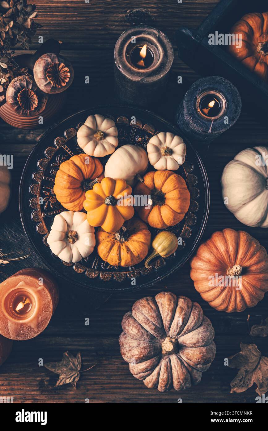 Récolte d'automne avec des bougies vacillantes et une décoration de table en bois rustique Banque D'Images