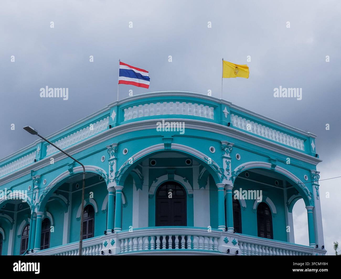 PHUKET, THAÏLANDE - 16 août 2026 : Un bâtiment de style sino-portugais peint en turquoise dans la vieille ville de Phuket par un après-midi nuageux Banque D'Images