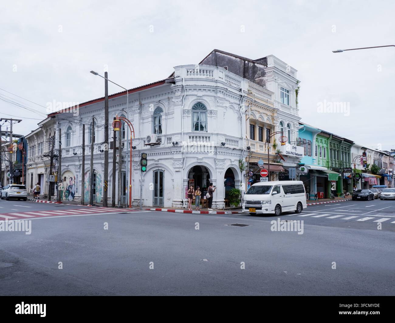 PHUKET, THAÏLANDE - 16 août 2026 : Un bâtiment de style sino-portugais blanc dans la vieille ville de Phuket par un après-midi nuageux Banque D'Images