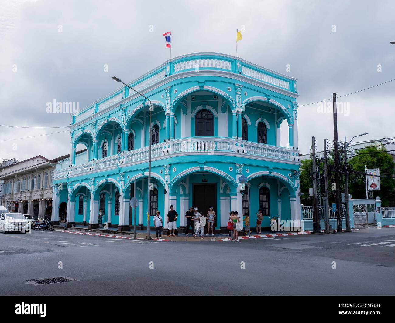 PHUKET, THAÏLANDE - 16 août 2026 : Un bâtiment de style sino-portugais peint en turquoise dans la vieille ville de Phuket par un après-midi nuageux Banque D'Images