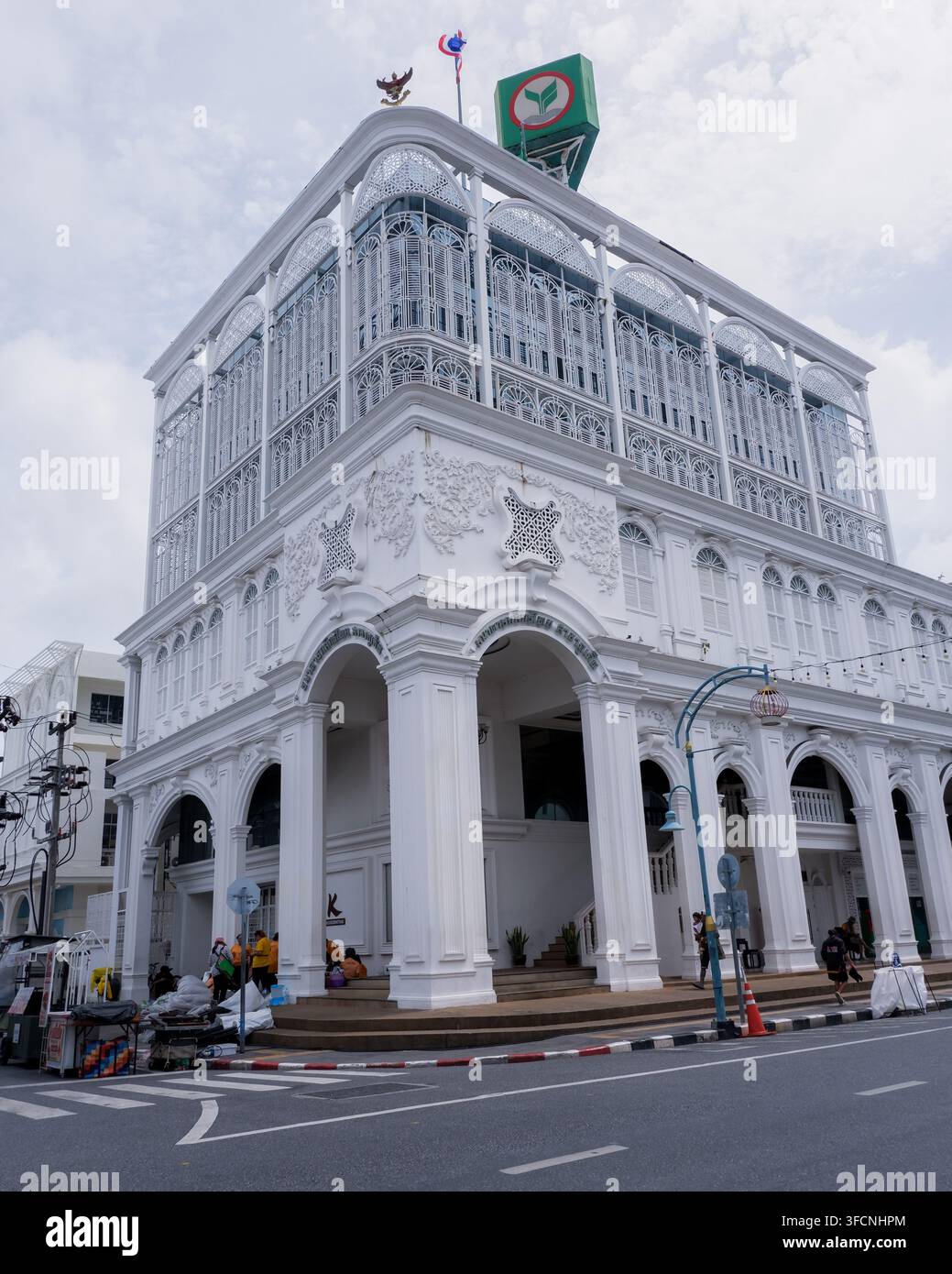 PHUKET, THAÏLANDE - 16 août 2026 : Bâtiment de la Banque Kasikorn avec une architecture sino-portugaise situé dans la vieille ville de Phuket Banque D'Images