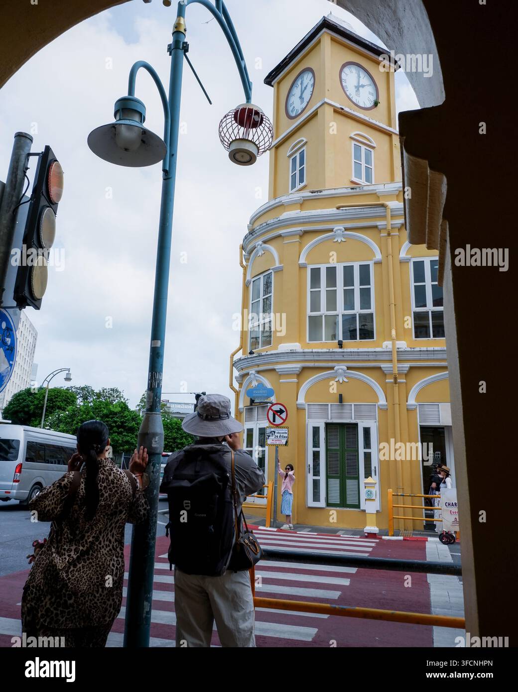 PHUKET, THAÏLANDE - 16 août 2026 : Touristes prenant des photos devant le musée Phuket Baba dans la vieille ville de Phuket Banque D'Images