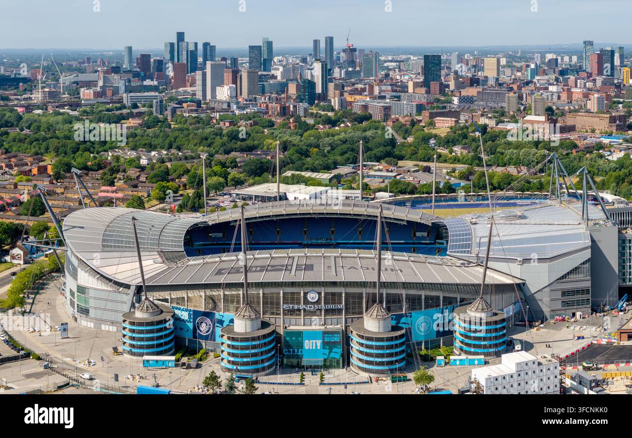 Stade Etihad, Manchester, Angleterre, vue aérienne du terrain domestique du Manchester City Football Club et du campus Etihad environnant. Banque D'Images