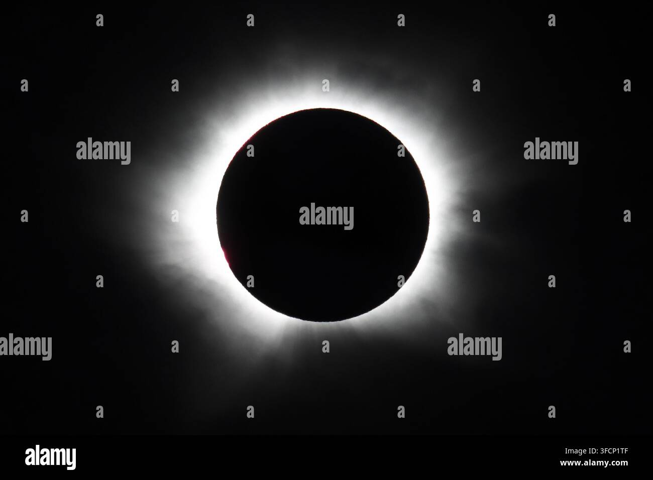 Éclipse solaire totale, avec la couronne du Soleil autour de la Lune, vue au large de la côte nord-ouest d’Isafjordur, Islande, le 12 août 2026 Banque D'Images