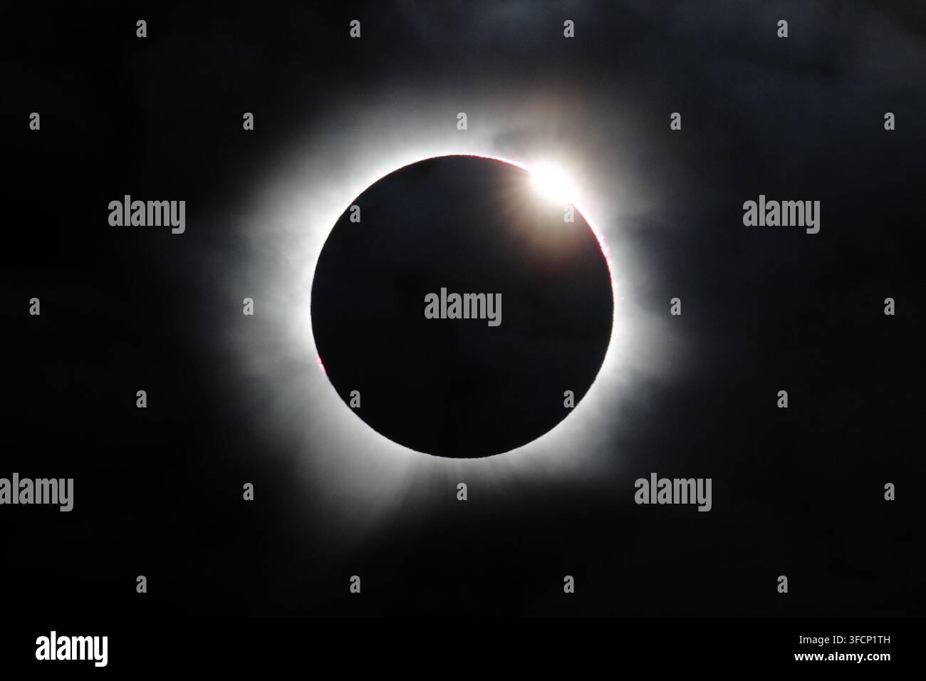 Éclipse solaire totale avec effet anneau de diamant, avec la couronne solaire autour de la Lune, vue au large de la côte nord-ouest d’Isafjordur, Islande, le 12 août 2026 Banque D'Images
