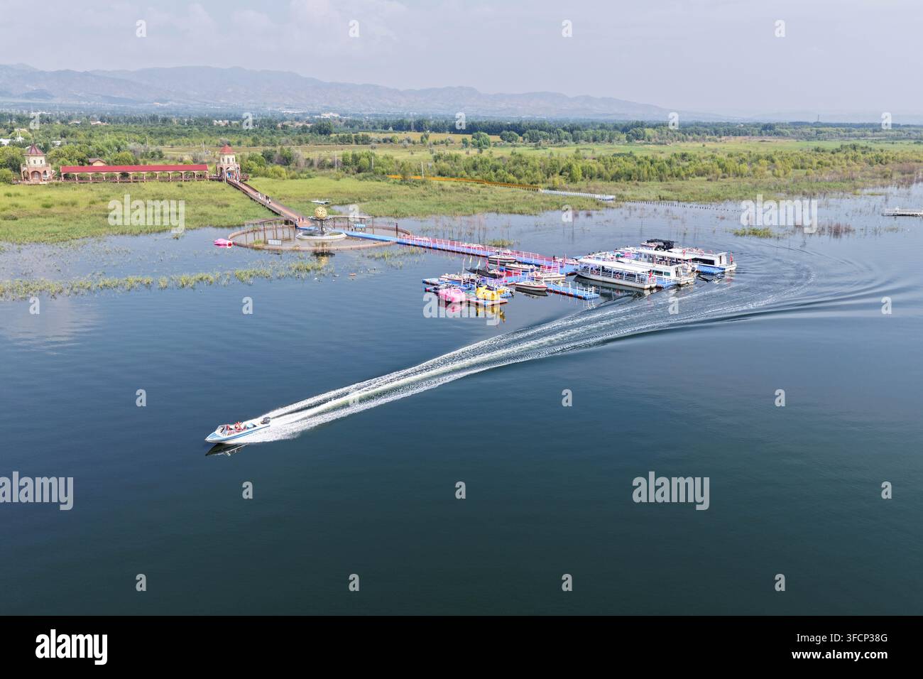 (260828) -- HULUN BUIR, 28 août 2026 (Xinhua) -- Une photo aérienne prise par drone le 21 août 2026 montre une vue du lac Daihai à Ulanqab, dans la région autonome de Mongolie intérieure, au nord de la Chine. Le lac Hulun, le lac Ulan Suhai et le lac Daihai sont trois grands lacs d'eau douce en Mongolie intérieure. Autrefois affectés par des facteurs naturels et humains, les lacs ont souffert de la réduction des surfaces aquatiques et de la détérioration de la qualité de l'eau. Des efforts de restauration écologique globaux au cours des dernières années ont apporté des améliorations notables, avec une qualité de l'eau qui se rétablit progressivement et une augmentation des espèces de faune. Les trois lacs sont maintenant pl Banque D'Images